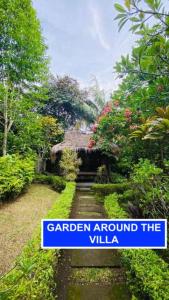 een bord voor een tuin rond de villa bij Villa Lombok Senggigi Kamila Forest By Villaloka in Mangsit