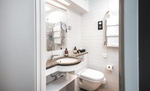 Koupelna v ubytování Hotell Borgholm + 29 fotografií