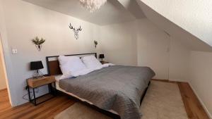 a bedroom with a bed in a attic at 3 Zimmer Apartment mit Parkplatz - Sleepomat in Aschaffenburg