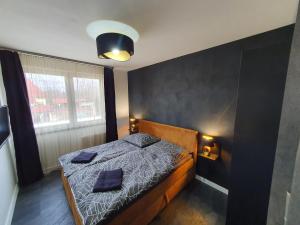 sypialnia z łóżkiem i dwiema poduszkami w obiekcie Black Brothers Wellness Apartments w Siófoku