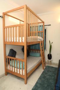 Urban Escape Luxury Villa tesisinde bir ranza yatağı veya ranza yatakları