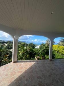 une maison vide avec une terrasse ouverte offrant une vue dans l'établissement Te Tai Marama, à Uturoa