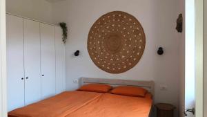 una camera con un letto e un'ampia immagine a parete di Apartments ART a Fiume (Rijeka)