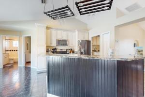 Kuchyň nebo kuchyňský kout v ubytování Cheerful home with private pool close to the beach & downtown