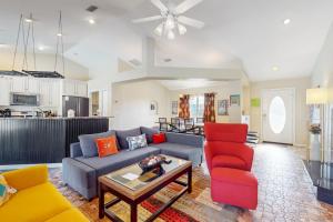 Posezení v ubytování Cheerful home with private pool close to the beach & downtown