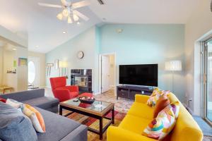 TV a/nebo společenská místnost v ubytování Cheerful home with private pool close to the beach & downtown