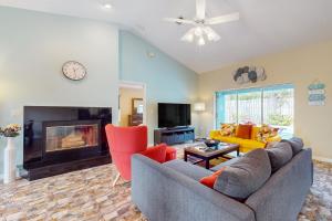 TV a/nebo společenská místnost v ubytování Cheerful home with private pool close to the beach & downtown