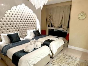 Postel nebo postele na pokoji v ubytování ROYAL BEACH RESIDENCES 2