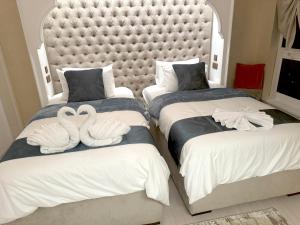 Postel nebo postele na pokoji v ubytování ROYAL BEACH RESIDENCES 2