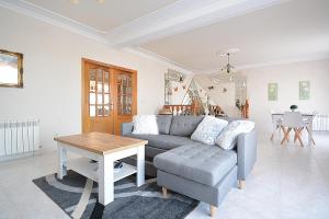 a living room with a couch and a table at Apartamentos Caleiro 6P - Vilanova de Arousa in Villanueva de Arosa