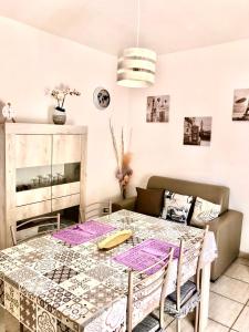 a dining room with a table and chairs at La Maison de Famille in Olbia