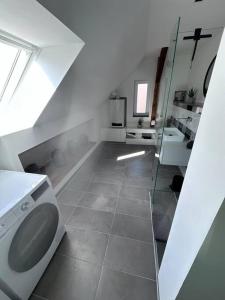 a bathroom with a sink and a washing machine at Ferienwohnung in Obernkirchen in Obernkirchen