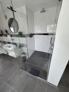 a bathroom with a shower with a glass door at Ferienwohnung in Obernkirchen in Obernkirchen