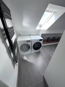 a washing machine in a room with a window at Ferienwohnung in Obernkirchen in Obernkirchen