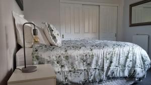 Säng eller sängar i ett rum på Okura River Estate Getaway
