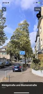 un coche azul conduciendo por una calle con un letrero de calle en Cozy Appartement Hagen, en Hagen