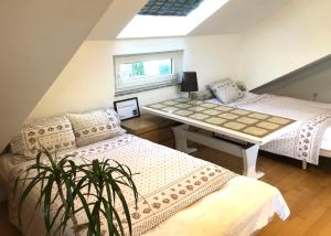 Postel nebo postele na pokoji v ubytování Pod-Inn 坡顶公寓-文化谷仓