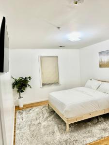 Katil atau katil-katil dalam bilik di Stylish Evergreen Apartment By Newark Airport