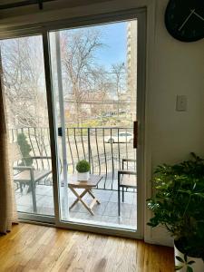 Balkoni atau teres di Stylish Evergreen Apartment By Newark Airport