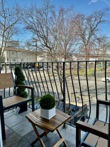 a balcony with benches and a potted plant on it at Stylish Evergreen Apartment By Newark Airport in Newark