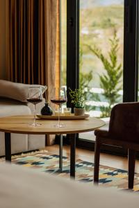 dwa kieliszki wina siedzące na drewnianym stole w obiekcie Villa Teverde w Szkodrze