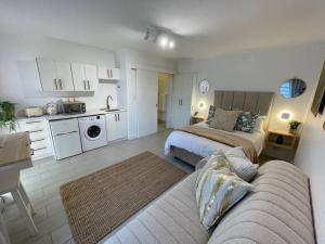 Η κουζίνα ή μικρή κουζίνα στο Knysna Studio Luxury Escape at HeadsView!