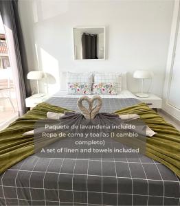 1 dormitorio con 1 cama con almohada cardiaca en Banana Cake by Lovely Property, en Corralejo