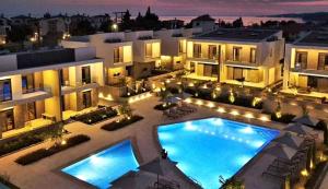 The swimming pool at or close to Luxury Apartment Nikiti Olea Valley