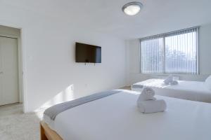 Un pat sau paturi într-o cameră la Spacious 2 Bedrooms Apt @Crystal City With Gym