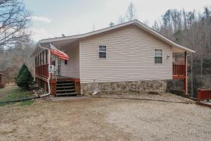 una casa con una bandiera sul lato di Big Foot Bungalow a Sevierville
