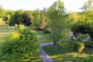 an overhead view of a yard with trees and a path at Emma's Cottage #537 in Sevierville