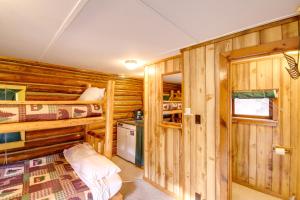 Cabaña con 2 literas y cocina. en Black Diamond Guest Ranch Studio Hike and Fish, en Henderson