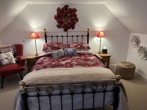 een slaapkamer met een bed en een rode stoel bij Sealladh Sona in Inverness +28 foto's