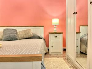 ein Schlafzimmer mit einem Bett und einer Lampe auf einem Tisch in der Unterkunft Marconi Guest House Self check-in a 5km dal mare in Sorso