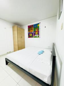 1 dormitorio blanco con 1 cama grande en una habitación en Hospedaje Casa Cultural Saberes, en Neiva