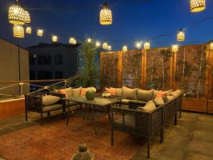 d'une terrasse avec un canapé, une table et des lumières. dans l'établissement Waterfront Terrace House Bosphorus Istanbul, à Istanbul