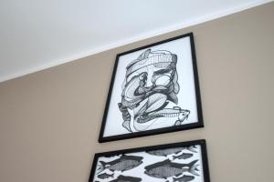 duas imagens emolduradas de animais numa parede em Mostek 32 Silent Apartment em Gdansk
