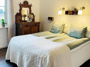 מיטה או מיטות בחדר ב-Holiday home STILLINGSÖN IV