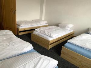 Un pat sau paturi într-o cameră la Moderne Wohnung nahe Bahnhof und dem Goitzschesee