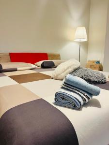 um quarto com duas camas e toalhas no chão em A Casa Nostra em Roma
