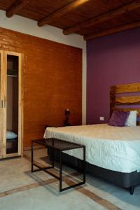 Una cama o camas en una habitación de Posada Bonarda San Rafael