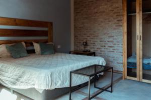 Una cama o camas en una habitación de Posada Bonarda San Rafael
