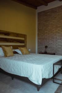 Una cama o camas en una habitación de Posada Bonarda San Rafael