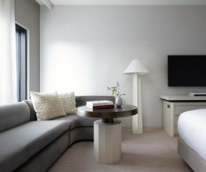 TV a/nebo společenská místnost v ubytování Kimpton Claret Hotel by IHG