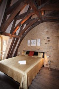 a bedroom with a large bed in an attic at Appartement d'une chambre avec wifi a Sarlat la Caneda in Méracq