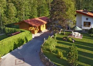 einen Blick über ein Haus mit Hof in der Unterkunft Chalet Ramsau in Ramsau bei Berchtesgaden