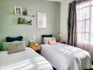 מיטה או מיטות בחדר ב-Artist Photographers Home Studio