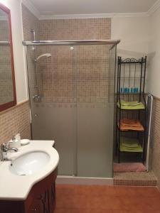 y baño con ducha y lavamanos. en Apartamento Costa con Parking Privado Incluido, en Zumaia