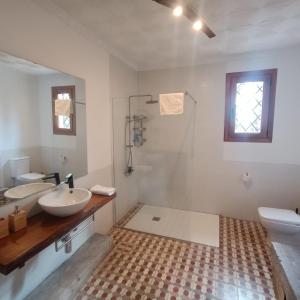 La salle de bains blanche est pourvue d'un lavabo et de toilettes. dans l'établissement HOTEL BODEGA VERA DE ESTENAS, à Utiel