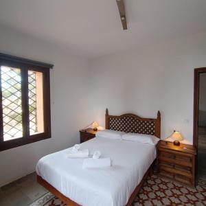 een slaapkamer met een bed met twee dienbladen erop bij HOTEL BODEGA VERA DE ESTENAS in Utiel